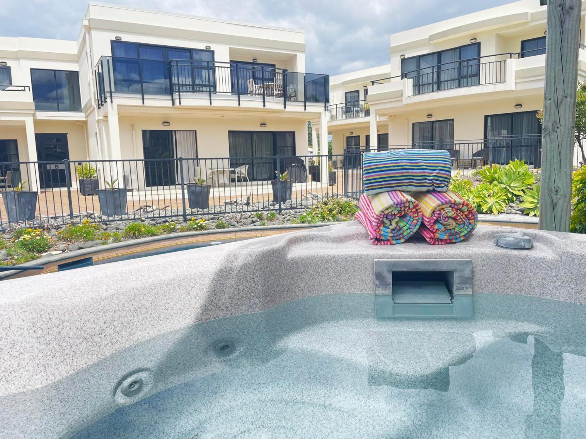 Ocean Breeze Resort Pauanui Buitenkant foto